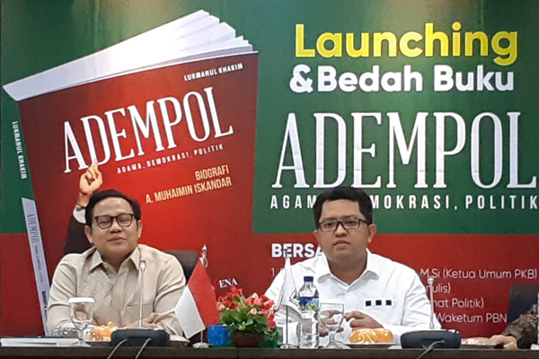 Ketua Umum DPP PKB Muhaimin Iskandar (kiri) memberikan sambutan pada acara peluncuran buku Adempol didampingi penulis Lukmanulo Kahim pada hari Senin 15 April 2019. - Bisnis/John Andhi Oktaveri
