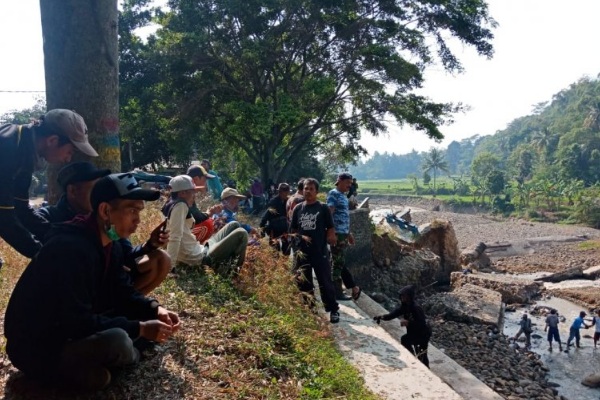 Pemkab Cianjur Pasang Bronjong Tangani Darurat  Irigasi  