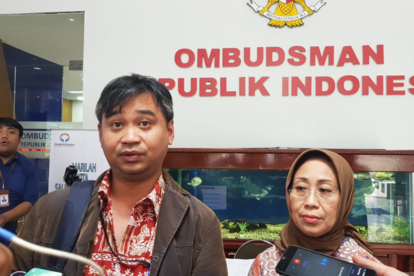 Manajer Riset Amnesty Internasional Indonesia Papang Hidayat (kanan) dan Anggota Ombudsman RI Ninuk Rahayu di Kantor Ombudsman RI  Jakarta  Rabu  10 Juli 2019. - Bisnis/Lalu Rahadian