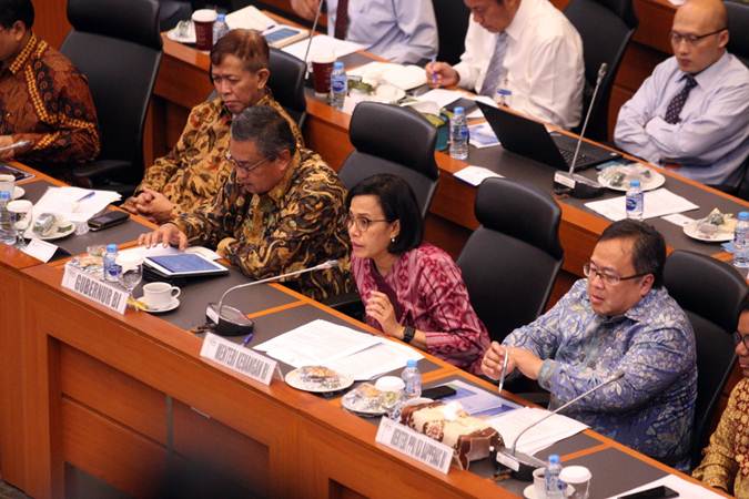 Menteri Keuangan Sri Mulyani Indrawati (kedua kanan) didampingi  Menteri PPN/Kepala Bappenas Bambang Brodjonegoro (kanan) dan Gubernur Bank Indonesia Perry Warjiyo (kedua kiri) memberikan penjelasan saat rapat kerja dengan Badan Anggaran DPR RI, di Jakarta, Senin (8/7/2019). - Bisnis/Dedi Gunawan