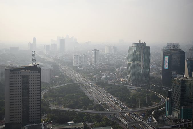 Gedung bertingkat tersamar kabut polusi udara di Jakarta, Senin (8/7/2019). Berdasarkan data 