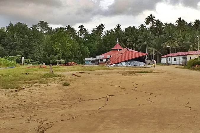 Bangunan rusak akibat gempa di Desa Gane Dalam, Kabupaten Halmahera Selatan, Maluku Utara, Senin (15/7/2019). - ANTARA/Safri