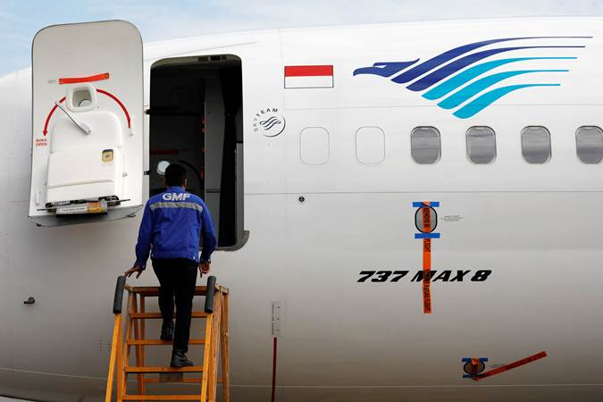 Teknisi bersiap memeriksa pesawat Boeing 737 Max 8 milik Garuda Indonesia, di Garuda Maintenance Facility AeroAsia, bandara Soekarno-Hatta, Tangerang, Banten, Rabu (13/3/2019). - Reuters/Willy Kurniawan