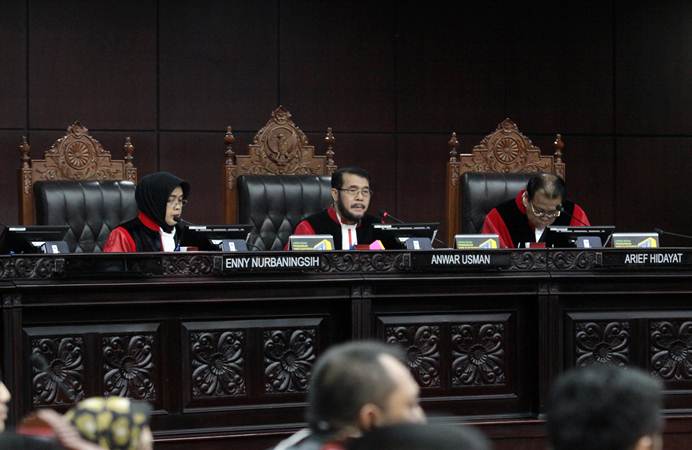 Ketua Mahkamah Konsititusi (MK) Anwar Usman (tengah) didampingi dua hakim konstitusi Enny Nurbaningsih (kiri) dan Arief Hidayat (kanan) memimpin sidang pendahuluan sengketa hasil Pemilu Legislatif 2019 di gedung MK, Jakarta, Rabu (10/7/2019). - ANTARA/Reno Esnir
