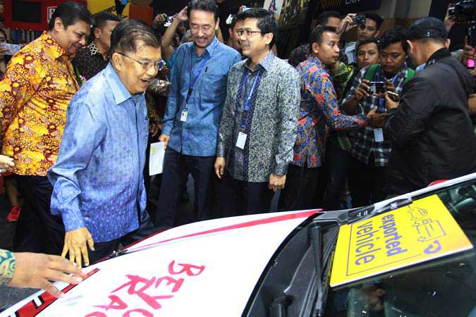 Wakil Presiden Jusuf Kalla (tengah) didampingi Menteri Perindustrian Airlangga Hartarto (kiri) melihat produk terbaru mobil Toyota usai membuka GAIKINDO Indonesia International Auto Show (GIIAS) ke- 27 tahun 2019 di ICE BSD, Tangerang, Banten, Kamis (18/9/2019). - ANTARA/Muhammad Iqbal 