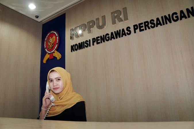Karyawati menerima telepon di kantor Komisi Pengawas Persaingan Usaha (KPPU), di Jakarta, Kamis (18/7/2019). - Bisnis/Himawan L Nugraha