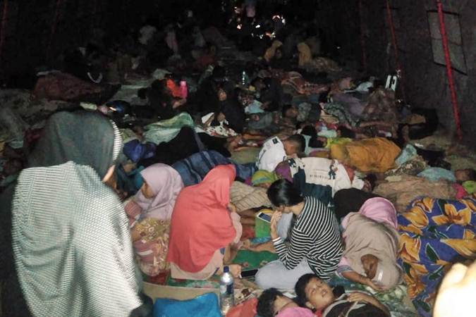 Warga tidur tenda pengungsian halaman Masjid Al-Khairaat pascagempa di Halmahera Selatan, Maluku Utara, Minggu (14/7/2019). - Antara