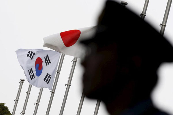 Bendera Korea Selatan dan Jepang. - Reuters/Toru Hanai