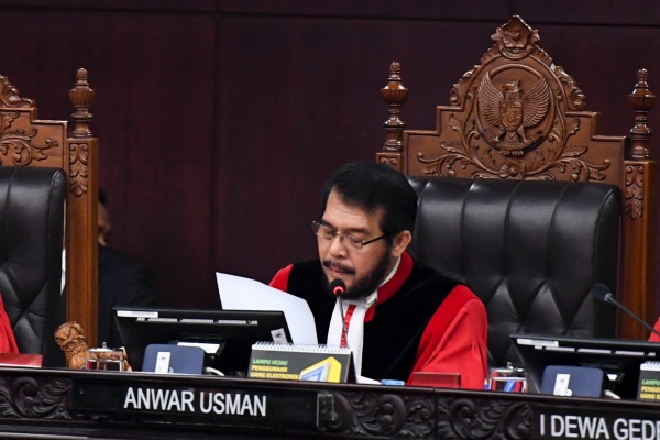 Ketua Mahkamah Konstitusi (MK) Anwar Usman membacakan putusan di Gedung Mahkamah Konstitusi, Jakarta, Kamis (27/6/2019). - ANTARA FOTO/Hafidz Mubarak