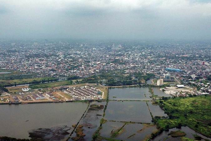 Kota Makassar terlihat dari udara, Selasa (2/7/2019). - Bisnis/Paulus Tandi Bone