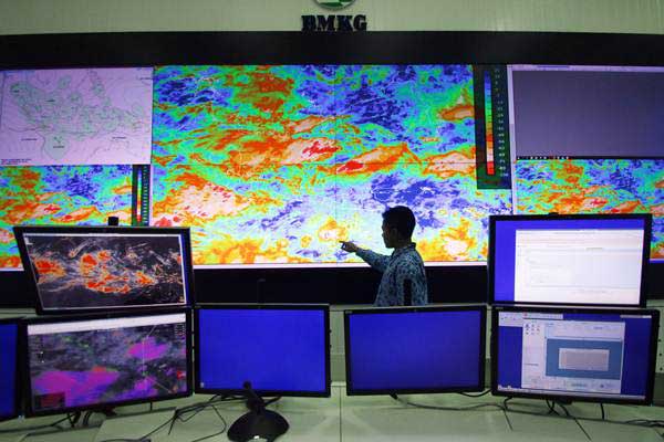 Petugas BMKG menunjukkan area pergerakan badai Siklon Tropis Cempaka di Laboratorium BMKG Kemayoran, Jakarta, Rabu (29/11). - ANTARA/Rivan Awal Lingga