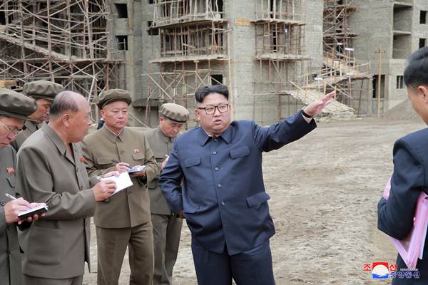Pemimpin Korea Utara Kim Jong-un berbicara kepada para stafnya saat mengunjungi sebuah proyek pembangunan di Samjiyon, Korea Utara (10/7/2018). - Reuters/KCNA