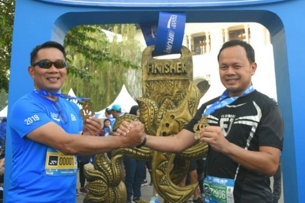 Gubernur Jawa Barat Ridwan Kamil (kiri) bersama 2.500 pelari mengikuti hari ini - Istimewa