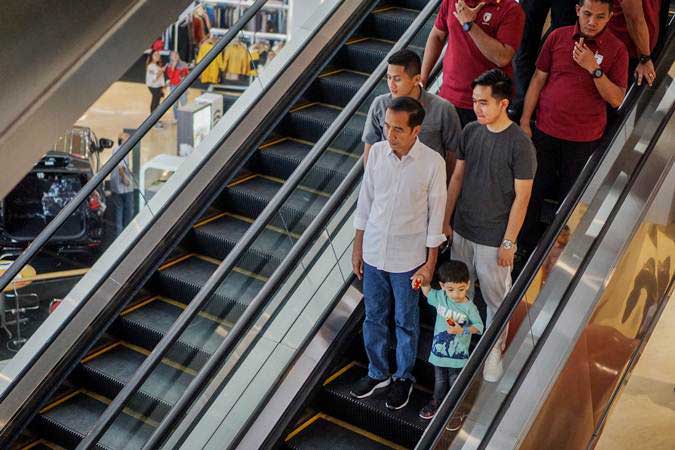 Presiden Joko Widodo bersama putranya Gibran Rakabuming Raka dan cucunya Jan Ethes mengunjungi pusat perbelanjaan di The Park Mall, Solo Baru, Sukoharjo, Jawa Tengah, Rabu (1/5/2019). - ANTARA/Mohammad Ayudha