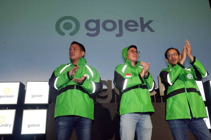 Founder dan CEO Go-Jek Grup Nadiem Makarim (dari kanan), Co-Founder Kevin Aluwi, dan Presiden Go-jek Grup Andre Soelistyo usai peresmian logo baru Go-Jek di Jakarta, Senin (22/7/2019). - Bisnis/Nurul Hidayat