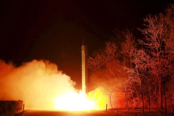 Ilustrasi--Peluncuran rudal balistik Korea Utara di lokasi yang tidak diketahui dalam foto tidak bertanggal yang dirilis Kantor Berita Korea Utara (KCNA) di Pyongyang, Jumat (11/3/16). - Reuters