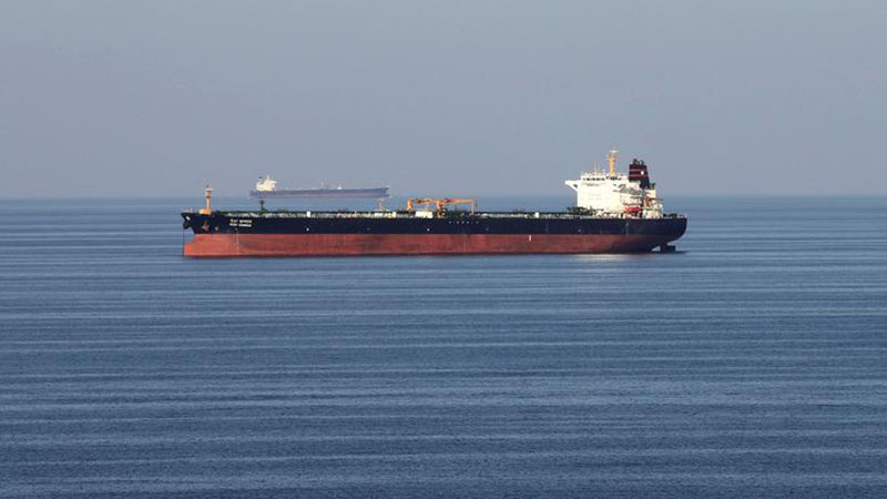 Kapal tanker melintasi Selat Hormuz di antara Iran dan Uni Emirat Arab./Selat Hormuz - Reuters/Hamad I. Mohammed