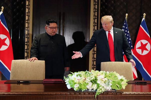 Presiden AS Donald Trump dan Pemimpin Korea Utara Kim Jong-un di Hotel Capella, Pulau Sentosa, Singapura, 12 Juni 2018. - Reuters