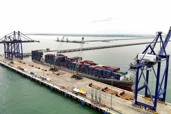 Suasana bongkar muat kapal kontainer di Terminal Multiguna Pelabuhan Kuala Tanjung, Kabupaten Batu Bara, Sumatra Utara - Bisnis/Abdullah Azzam