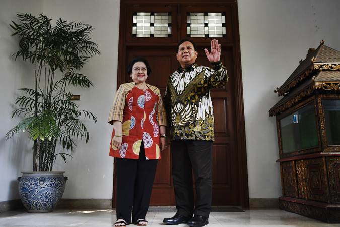 Ketua Umum PDI Perjuangan Megawati Soekarnoputri (kiri) dan Ketua Umum Partai Gerindra Prabowo Subianto (kanan) menyampaikan keterangan pers usai pertemuan tertutup di kediaman Megawawati di Jalan Teuku Umar, Jakarta, Rabu (24/7/2019). - ANTARA/Puspa Perwitasari