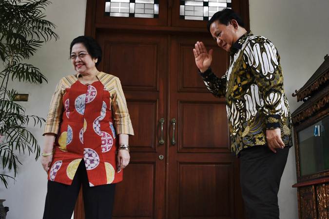 Ketua Umum Partai Gerindra Prabowo Subianto (kanan) berpamitan kepada Ketua Umum PDI Perjuangan Megawati Soekarnoputri (kiri) usai menggelar pertemuan tertutup di Jakarta, Rabu (24/7/2019). - ANTARA/Puspa Perwitasari