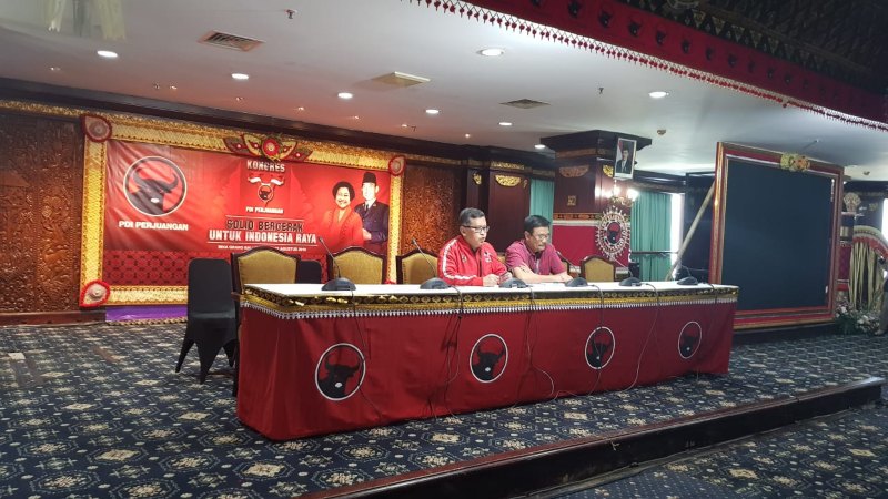 Sekretaris Jenderal PDI Perjuangan (PDIP) Hasto Kristiyanto dan Ketua SC Kongres Nasional V PDIP Djarot Saiful Hidayat memberikan keterangan dalam konferensi pers di Hotel Grand Inna Bali Beach, Denpasar, Rabu (7/8/2019). - Bisnis/Lalu Rahadian