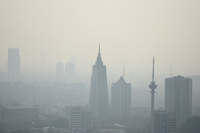 Gedung bertingkat tersamar kabut polusi udara di Jakarta, Senin (8/7/2019). Berdasarkan data 