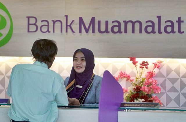 Karyawati Bank Muamalat melayani nasabah di Makassar, Sulawesi Selatan, Rabu (20/2/2019). - Bisnis/Paulus Tandi Bone