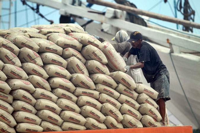 Pekerja memindahkan semen Tonasa (Semen Indonesia Group) ke atas kapal di Pelabuhan Paotere, Makassar, Sulawesi Selatan, Senin (10/6). - Bisnis/Paulus Tandi Bone