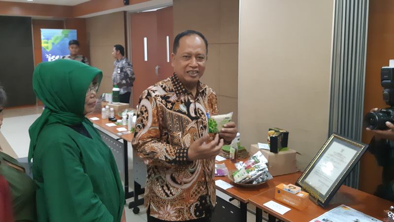 Menristekdikti Mohamad Nasir memperlihatkn tempe produk startup yang mendapat pendanaan dari Kemenristekdikti di Jakarta pada Jumat (5/4/2019). - Bisnis/Leo Dwi Djatmiko