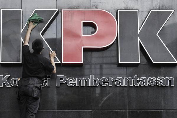 Pekerja membersihkan logo Komisi Pemberantasan Korupsi di gedung KPK, Jakarta, Senin (5/2)./ANTARA FOTO - Muhammad Adimaja