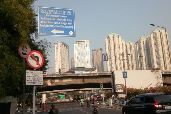  Sejumlah pengendara melintas di Jalan Tomang Raya yang masuk ruas ganjil-genap di Jakarta Barat, Senin (12/8/2019). - Antara