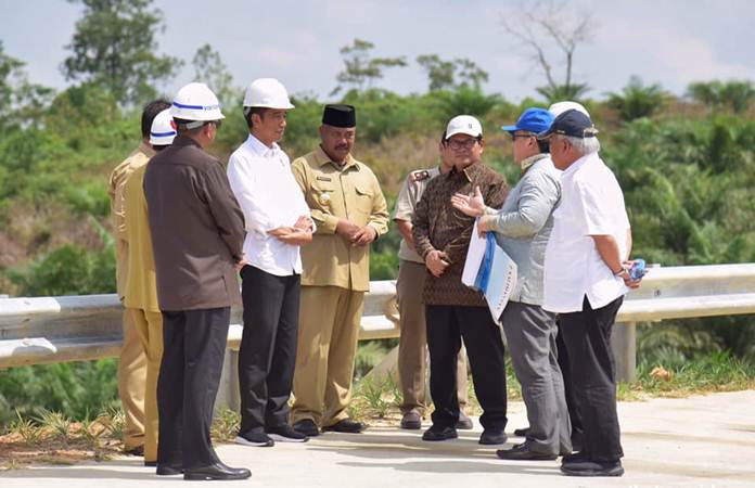 Presiden Jokowi (kedua kiri), didampingi Menteri PUPR Basuki Hadimuljono (kanan), dan Sekretaris Kabinet Pramono Anung (ketiga kanan), mendengarkan penjelasan Menteri PPN/ Kepala Bappenas Bambang Brodjonegoro (kedua kanan) saat mengunjungi Bukit Soeharto, di Kabupaten Kutai Kartanegara, Kalimantan Timur, Selasa (7/5/2019). - Setkab/Anggun
