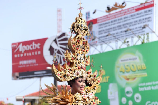 Parade Budaya Lampung Culture & Tapis Carnival di Bandar Lampung pada Minggu (25/8/2019). - Antara/Agus Wira Sukarta