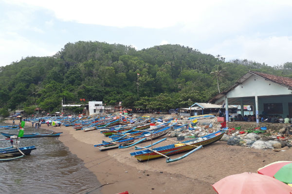 Puluhan perahu nelayan yang berjajar di pinggir Pantai Baron, Gunungkidul, Rabu (16/1/2019). - Harian Jogja/Rahmat Jiwandono