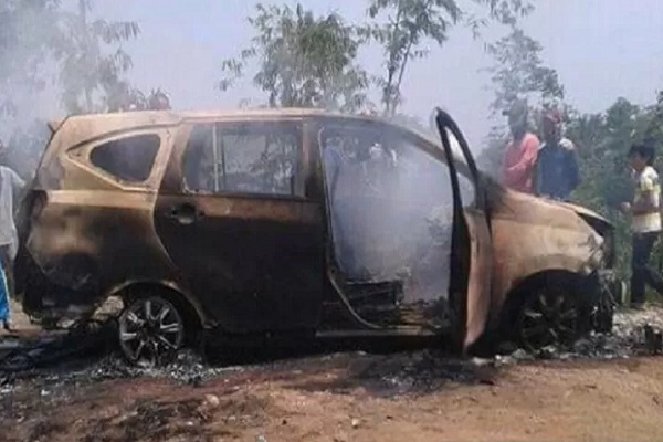 Minibus Toyota Cayla nopol B 2983 SZH yang hangus terbakar di Kampung Bondol, Desa Pondokkaso Tengah, Kecamatan Cidahu, Kabupaten Sukabumi, Jabar yang didalamnya terdapat dua jasad pria dalam kondisi terikat dan sudah hangus. - Antara