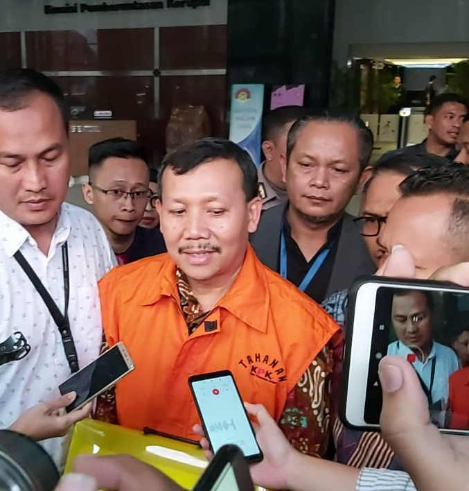 Tersangka suap Meikarta Iwa Karniwa resmi ditahan KPK - Bisnis 