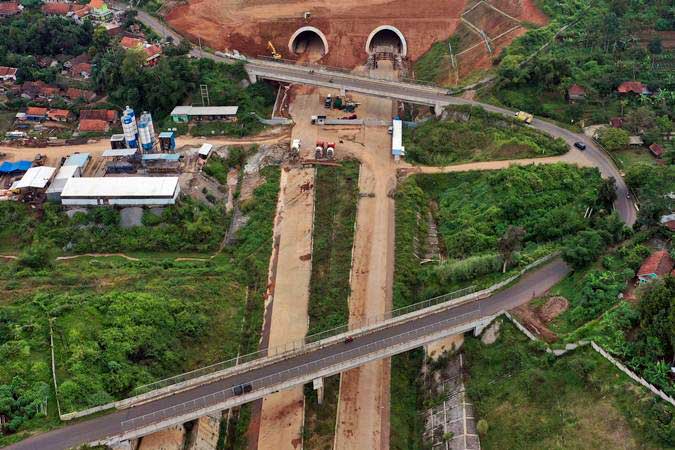 Foto udara terowongan kembar pada proyek pembangunan Jalan Tol Cileunyi-Sumedang-Dawuan (Cisumdawu) di Kabupaten Sumedang, Jawa Barat, Rabu (8/5/2019). - ANTARA/Puspa Perwitasari