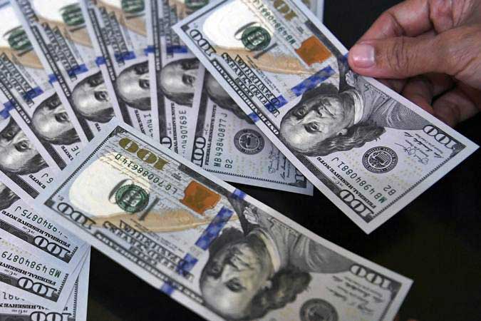 Petugas melayani penukaran uang dolar Amerika di salah satu gerai penukaran valuta asing, Jakarta, Jumat (1/3/2019). - ANTARA/Puspa Perwitasari