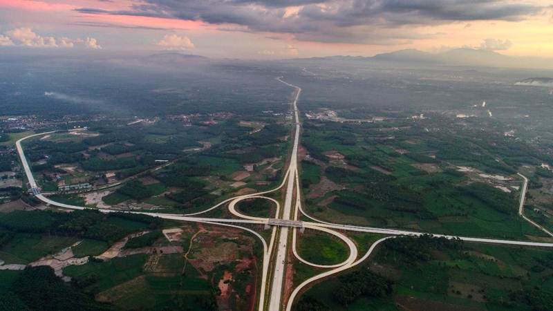 Foto udara simpang susun KM 108 jalan tol Bakauheni-Terbanggi Besar, Lampung, Sabtu (4/5/2019). - Bisnis/Abdullah Azzam