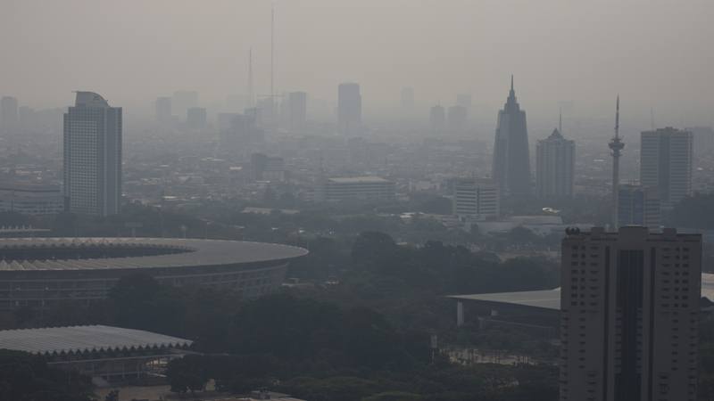 Suasana gedung-gedung bertingkat yang diselimuti asap polusi di Jakarta, Senin (29/7/2019). Berdasarkan data situs penyedia peta polusi daring harian kota-kota besar di dunia AirVisual, menempatkan Jakarta pada urutan pertama kota terpolusi sedunia pada Senin (29/7) pagi dengan kualitas udara mencapai 183 atau dalam kategori tidak sehat. - Antara