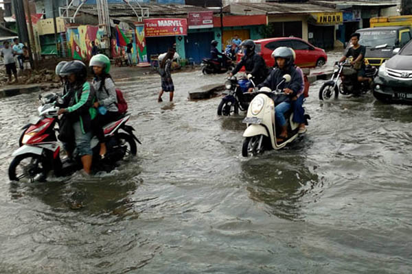 Banjir rob di Kaligawe Semarang, Jawa Tengah, pada Rabu (23/5/2018). Banjir rob diosebabkan oleh penurunan muka tanah. - Bisnis.com/Alif Nazzala Rizqi