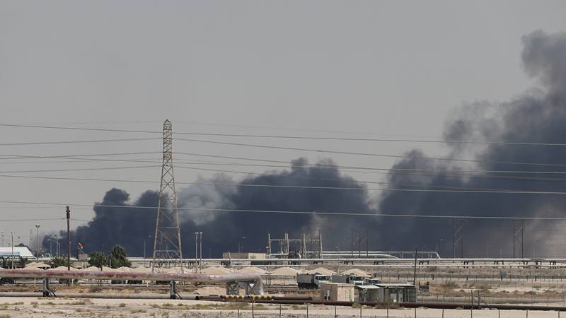 Asap terlihat di fasilitas pabrik minyak Aramco di kota timur Abqaiq, Arab Saudi, yang diserang pada 14 September 2019. - Reuters
