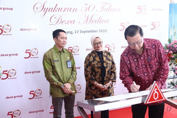 Pimpinan Dexa Group Ferry Soektino (kanan) menandatangani peresmian fasilitas Sefalosporin PT Dexa Medica di Palembang. - Istimewa