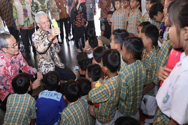 Gubernur Ganjar Pranowo bersama Wakil Ketua KPK Alexander Marwata menyapa anak-anak di acara Roadshow Bus KPK Jelajah Negeri Bangun Anti Korupsi di Surakarta, Jum'at (27/9) - Istimewa