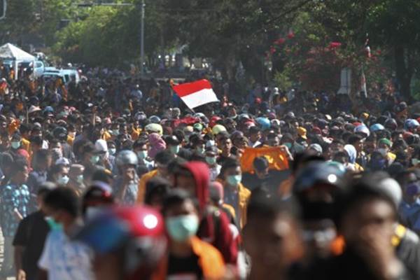 Mahasiswa berjalan menuju gedung DPRD Sulawesi Tenggara untuk melakukan aksi unjuk rasa di Kendari, Sulawesi Tenggara, Kamis (26/9/2019). Ribuan mahasiswa dari berbagai perguruan tinggi di Kendari tersebut menolak UU KPK hasil revisi dan pengesahan RUU KUHP - ANTARA/Jojon