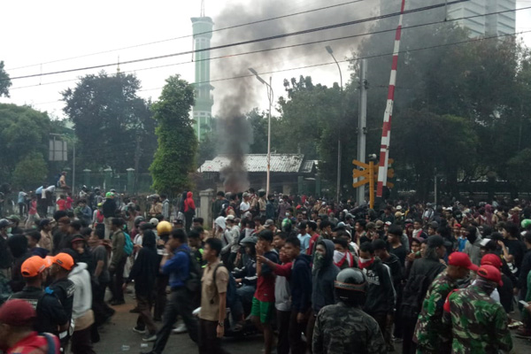 Konsentrasi massa pendemo di DPR terlihat di sekitar lintasan rel sebidang dekat Stasion Palmerah Jakarta Barat pada Rabu 25 September 2019. - Bisnis/Dioniso Damara