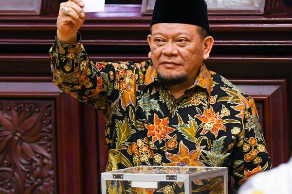 Anggota Dewan Perwakilan Daerah (DPD) periode 2019 - 2024 La Nyalla Mahmud Mattalitti mengikuti pemungutan suara untuk pemilihan ketua pada sidang paripurna DPD di Komplek Parlemen, Senayan, Jakarta, Selasa (1/10/2019).  - Antara