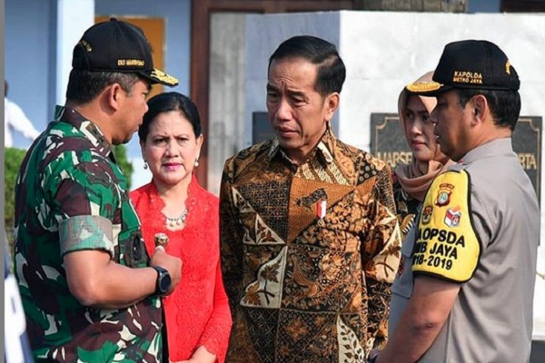 Presiden Joko Widodo (tengah) saat berada di Surakarta memperingati Hari Batik Nasional, Rabu (2/10/2019). - Instgaram @jokowi