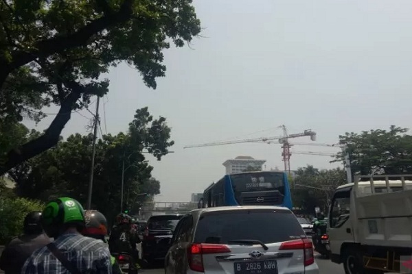 Ilustrasi polusi udara menutupi langit Jakarta yang seharusnya terlihat cerah berawan namun tampak seperti berawan, Kamis (12/9/2019). - Antara